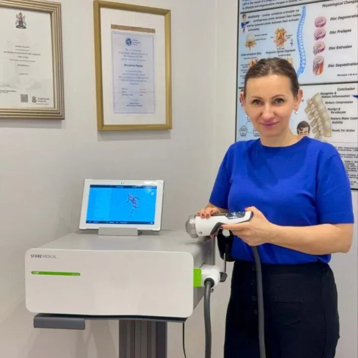 Joanna Pałacki performing focused shockwave therapy treatment. Professional shockwave therapy London for fast pain relief.